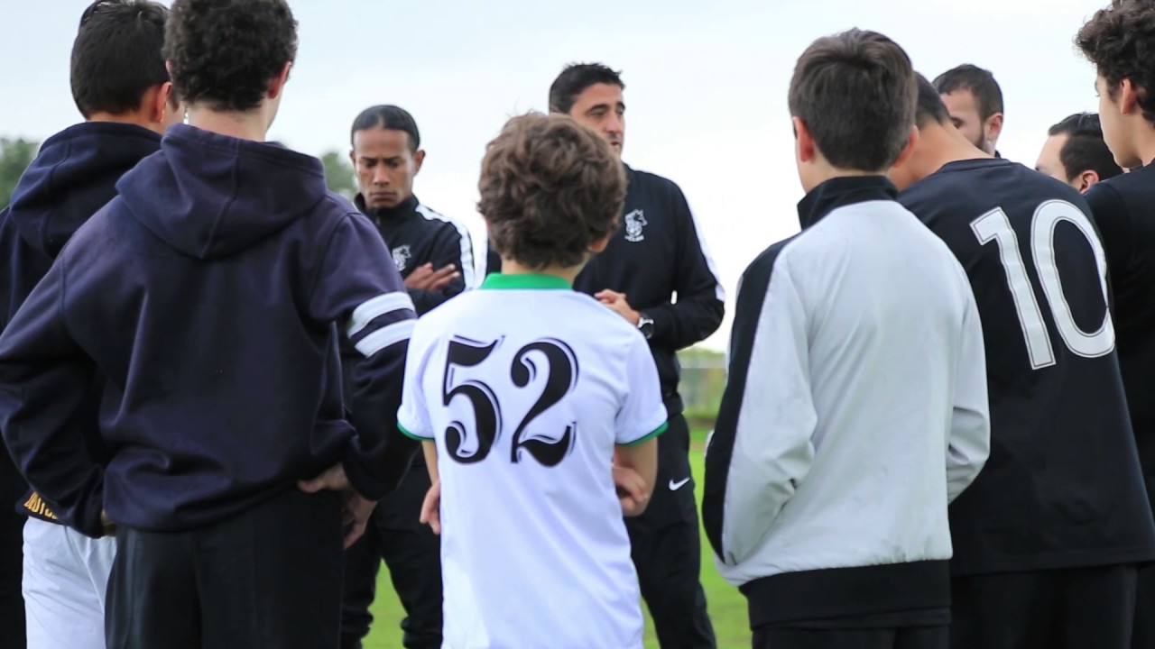 Jugadores de CLAN FC reunidos con su entrenador